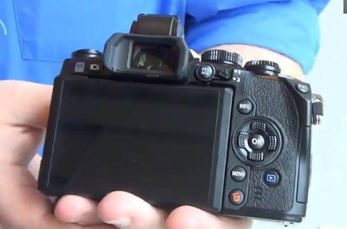 Màn hình có thể lật với kích thước 3 inch.