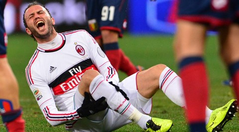 Pazzini chấn thương đầu gối phải nghỉ tới tháng 10