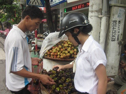 Người tiêu dùng lo lắng trước hoa quả bị thúc chín ép bằng thuốc.