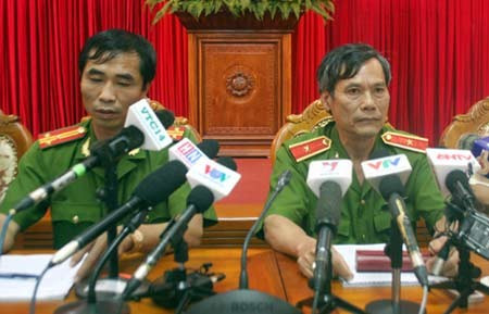 Lãnh đạo công an Hà Nội thông báo danh sách 10 cán bộ Bệnh viện Hoài Đức bị Khởi tố (Ảnh: Q.Phong)