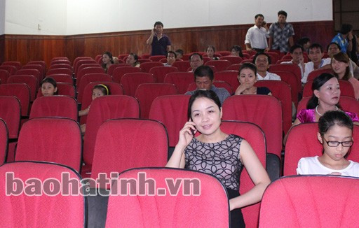 Khán đài thưa thớt người xem