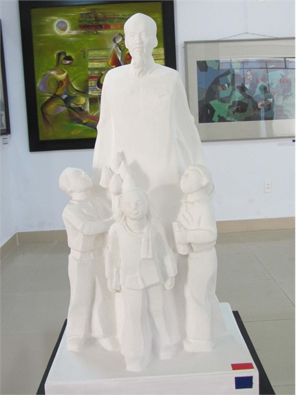 “Tình Bác”, chất liệu thạch cao của tác giả Lê Huy Hạnh Tác phẩm trưng bày tại triển lãm là những tác phẩm được sáng tác từ tháng 8/2012 đến tháng 8/2013 của các tác giả đến từ các tỉnh, thành: Đà Nẵng, Quảng Nam, Quảng Ngãi, Bình Định, Phú Yên, Khánh Hòa, Kontum, Gia Lai, Đaklak