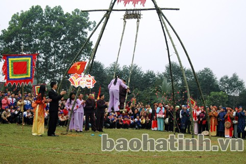 Bộ mặt văn hóa nông thôn Hà Tĩnh ngày càng sinh động, phong phú cả bề rộng lẫn chiều sâu. Trong ảnh: Lễ hội chơi đu được tổ chức vào ngày đầu Xuân tại thị xã Hồng Lĩnh