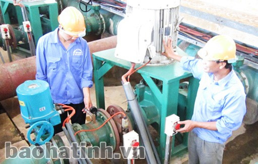 Công nhân kiểm tra thiết bị dây chuyền cung cấp nước tại Công ty TNHH MTV Cấp nước và Xây dựng Hà Tĩnh.
