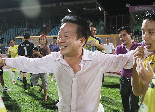 Bầu Hiển chia sẻ niềm vui với các cầu thủ.