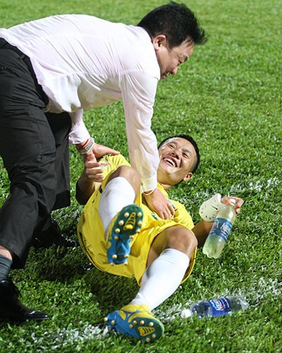 Bầu Hiển chia sẻ niềm vui cùng tiền vệ Thành Lương.