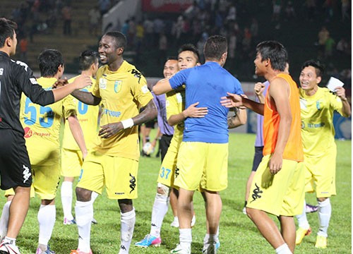 Vì thi đấu trên sân khách, không có CĐV nhà nên niềm vui của HN-T&T chỉ là những cái ôm chúc mừng nhau chứ không có hoa, cúp...