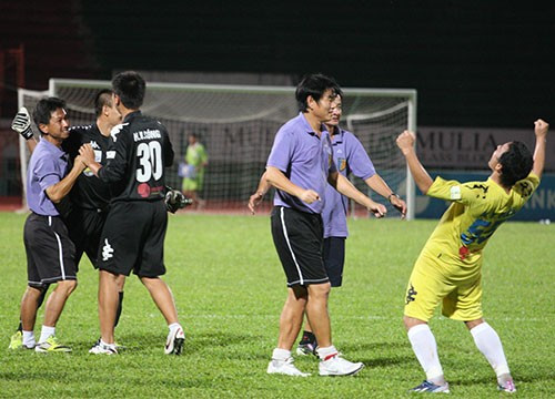 HLV Phan Thanh Hùng chia sẻ niềm vui với các học trò.