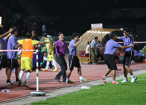 Niềm vui vỡ oà của BHL HN-T&T khi tiếng còi kết thúc trận đấu vang lên.