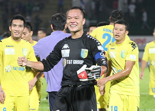 Đội trưởng Dương Hồng Sơn ăn mừng cùng các đồng đội.