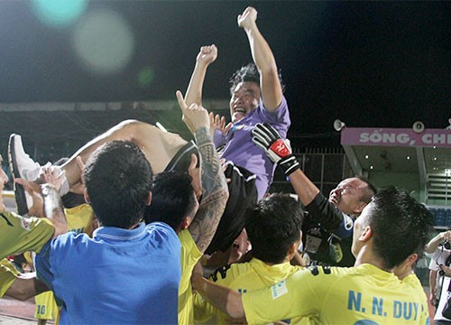 HLV Phan Thanh Hùng được các cầu thủ công kênh mừng chiến công.