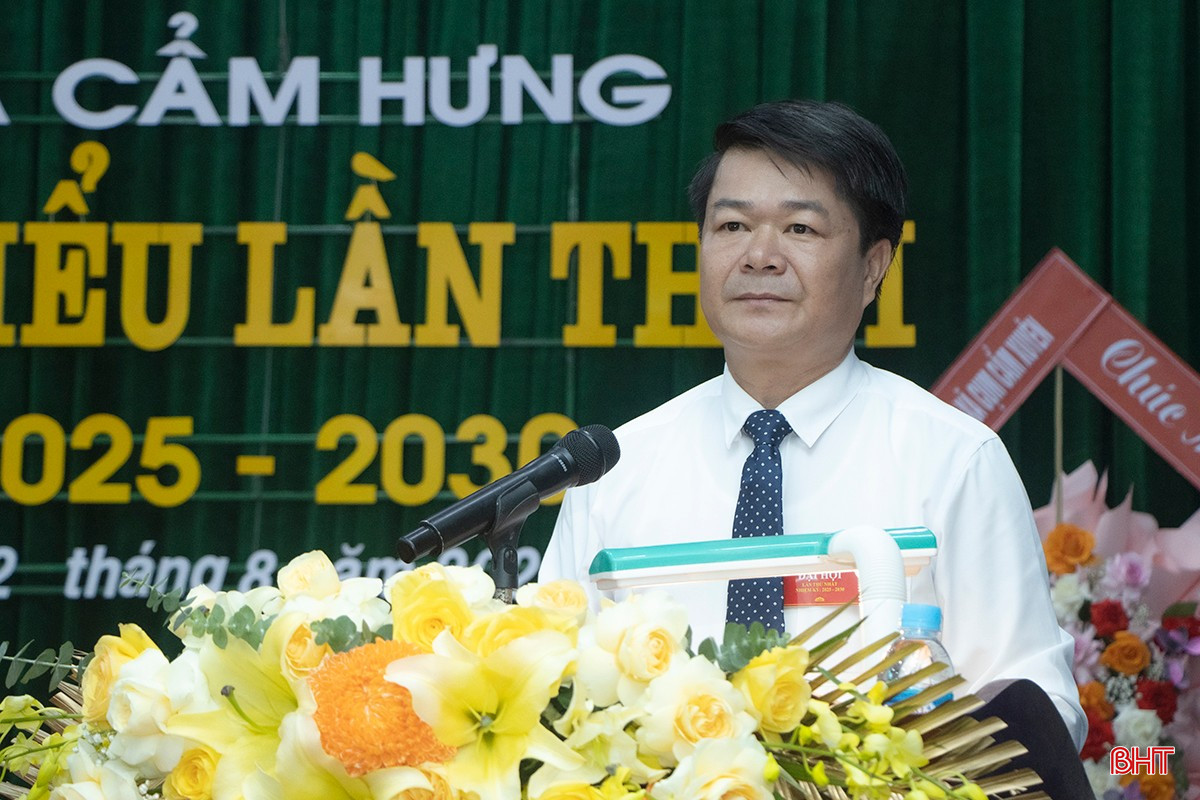 Bí thư Đảng ủy - Chủ tịch HĐND xã Cẩm Hưng Nguyễn Thanh Long trình bày dự thảo báo cáo chính trị. bqbht_br_4.jpg