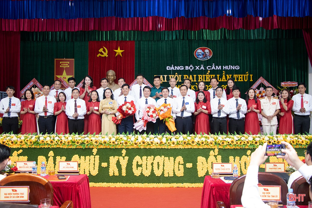Lãnh đạo tỉnh tặng hoa chúc mừng BCH Đảng bộ xã Cẩm Hưng nhiệm kỳ mới. bqbht_br_9.jpg