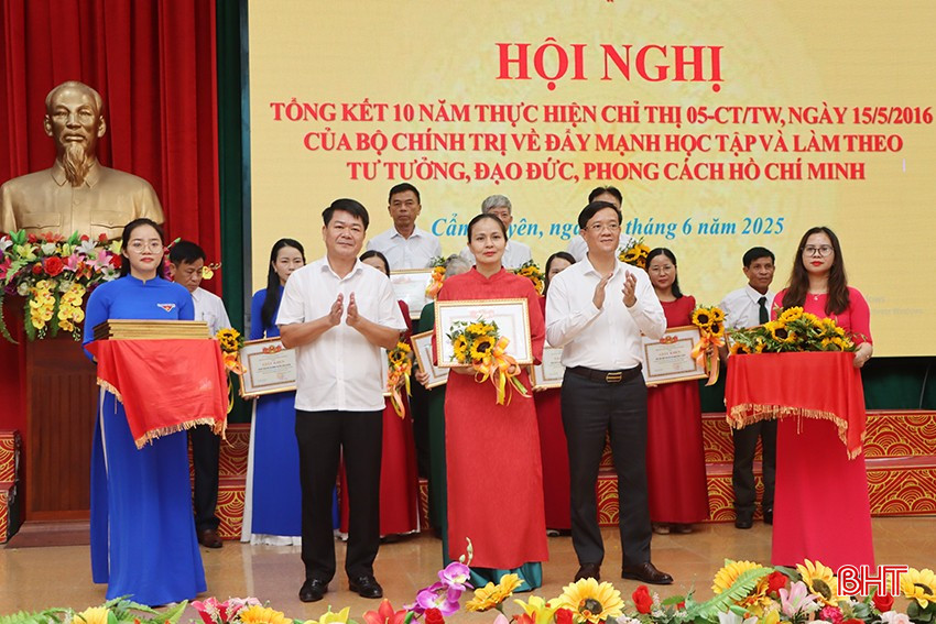 ...và 8 cá nhân có thành tích xuất sắc trong học tập và làm theo tư tưởng, đạo đức, phong cách Hồ Chí Minh giai đoạn 2016 - 2025. bqbht_br_7094.jpg