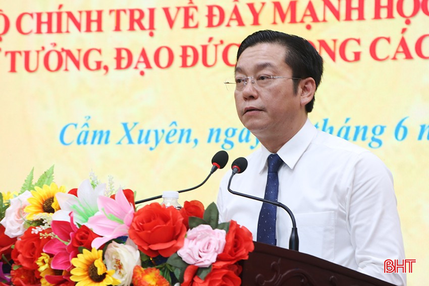 Bí thư Huyện ủy Cẩm Xuyên Nguyễn Văn Thành phát biểu tại hội nghị. bqbht_br_7071.jpg