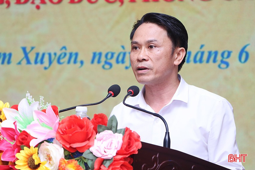 Trưởng ban Tuyên giáo và Dân vận Huyện ủy Cẩm Xuyên Biện Văn Thuyết trình bày kết quả tổng kết 10 năm thực hiện Chỉ thị số 05-CT/TW. bqbht_br_7031.jpg