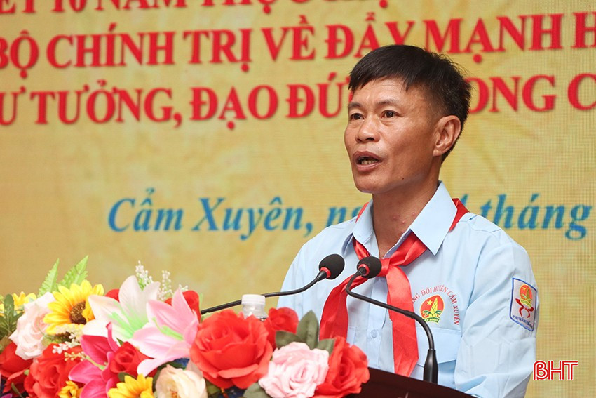 Thầy giáo Lê Văn Tùng - giáo viên Trường Tiểu học Cẩm Lạc tham luận tại hội nghị. bqbht_br_7042.jpg