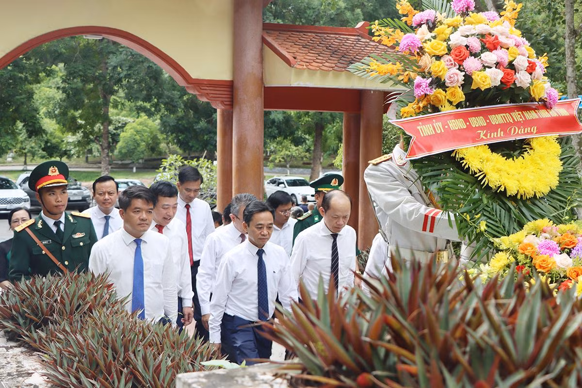 Đoàn đại biểu đã dâng hương, đặt vòng hoa tại Nhà bia tưởng niệm liệt sĩ TNXP toàn quốc.