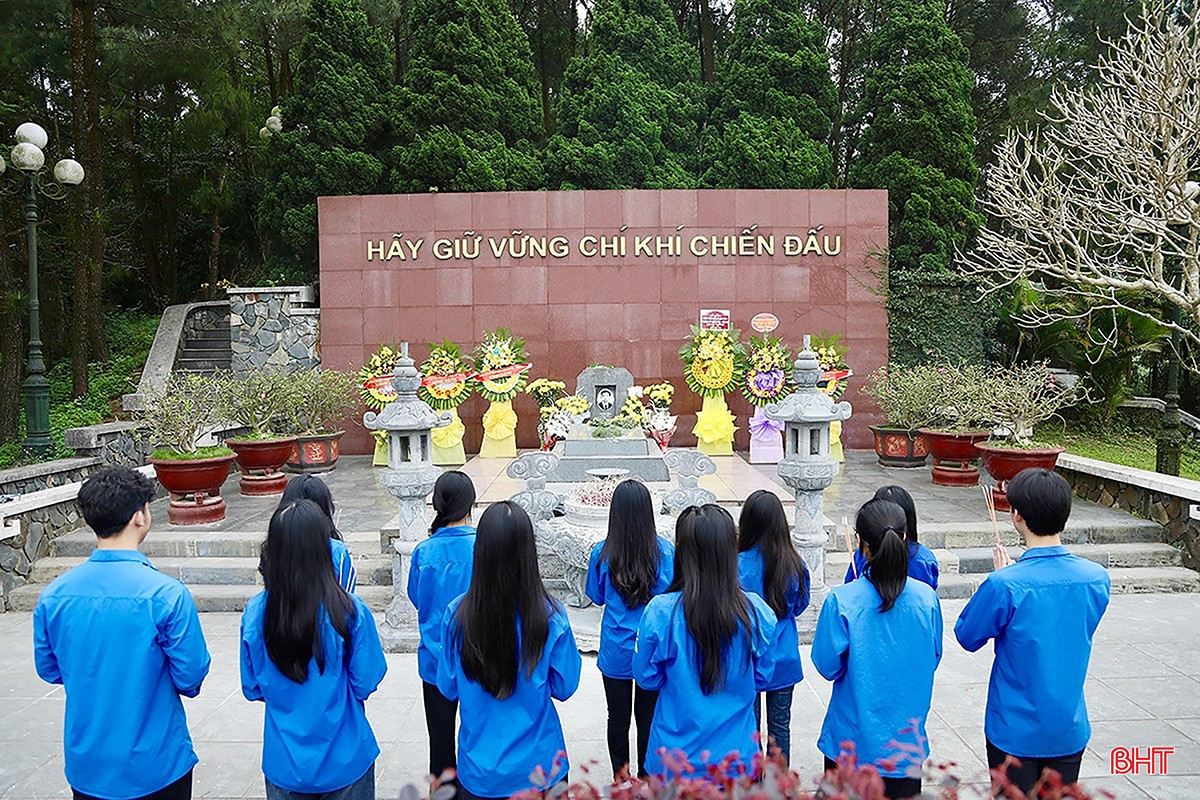 Đoàn viên thanh niên dâng hương phần mộ cố Tổng Bí thư Trần Phú. bqbht_br_a5.jpg