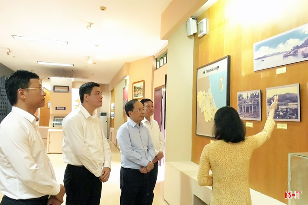 Bí thư Tỉnh ủy Nguyễn Duy Lâm cùng đoàn công tác tham quan Nhà lưu niệm Tổng Bí thư Trần Phú tại thôn Châu Tùng, xã Đức Thọ. bqbht_br_a10.jpg