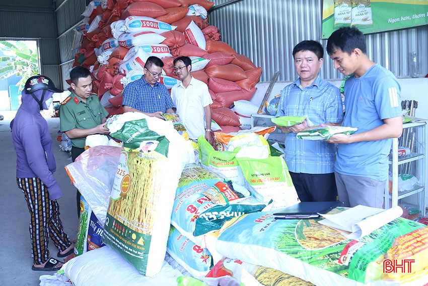 Đoàn kiểm tra chất lượng giống và vật tư nông nghiệp tiến hành kiểm tra cơ sở kinh doanh ở thị trấn Nghèn, Can Lộc. bqbht_br_4278.jpg