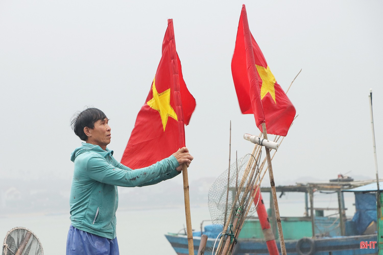 Tạm gác chuyến vươn khơi dài ngày, từ sáng sớm, ngư dân Nguyễn Tiến Lại (thôn Hải Bắc, xã Thiên Cầm) đã đưa thuyền cập cảng cá Cửa Nhượng để thực hiện nghĩa vụ thiêng liêng của người công dân.