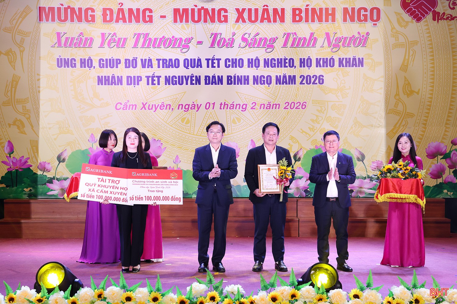 Lãnh đạo xã ghi nhận “tấm lòng vàng” các cơ quan, doanh nghiệp, tổ chức, cá nhân đã ủng hộ tại chương trình.