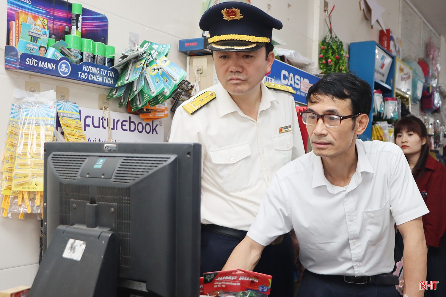 Cán bộ Thuế tỉnh Hà Tĩnh tăng cường hỗ trợ hộ kinh doanh kê khai nộp thuế điện tử.