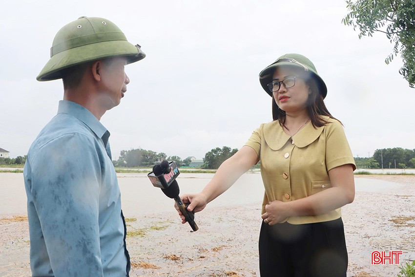 Nhà báo Phan Trâm - Báo Hà Tĩnh tác nghiệp trong đợt mưa lũ tháng 5/2025. bqbht_br_2.jpg