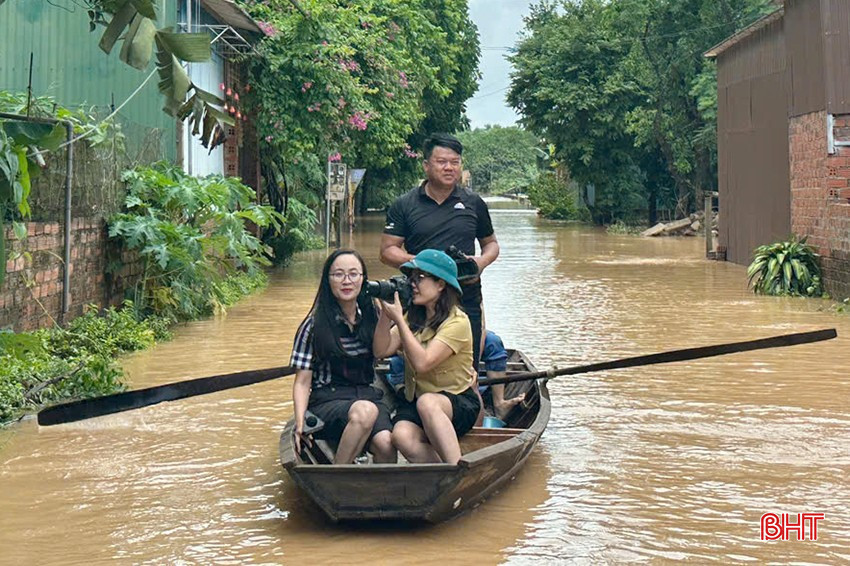 Phóng viên Báo Hà Tĩnh tác nghiệp lũ lụt ở huyện Cẩm Xuyên. bqbht_br_6.jpg