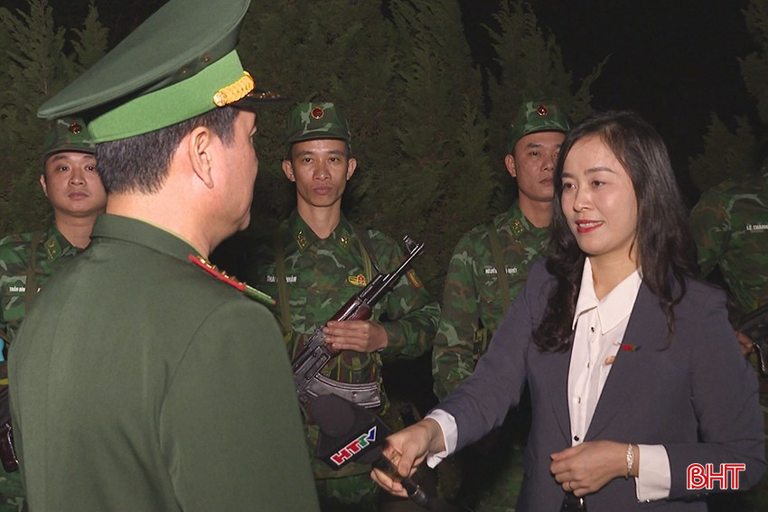 Nhà báo Nguyễn Tâm tác nghiệp trong một sự kiện ở Cửa khẩu quốc tế Cầu Treo (Hương Sơn). bqbht_br_3.jpg