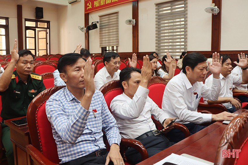 Đại biểu biểu quyết thông qua các nội dung được trình tại kỳ họp. bqbht_br_7016.jpg