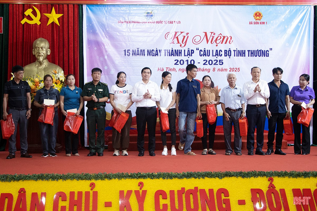 Dịp này, Chủ tịch UBND tỉnh Võ Trọng Hải tặng 45 suất quà cho các thành viên CLB Tình thương xã Sơn Kim 1. bqbht_br_6-1277.jpg