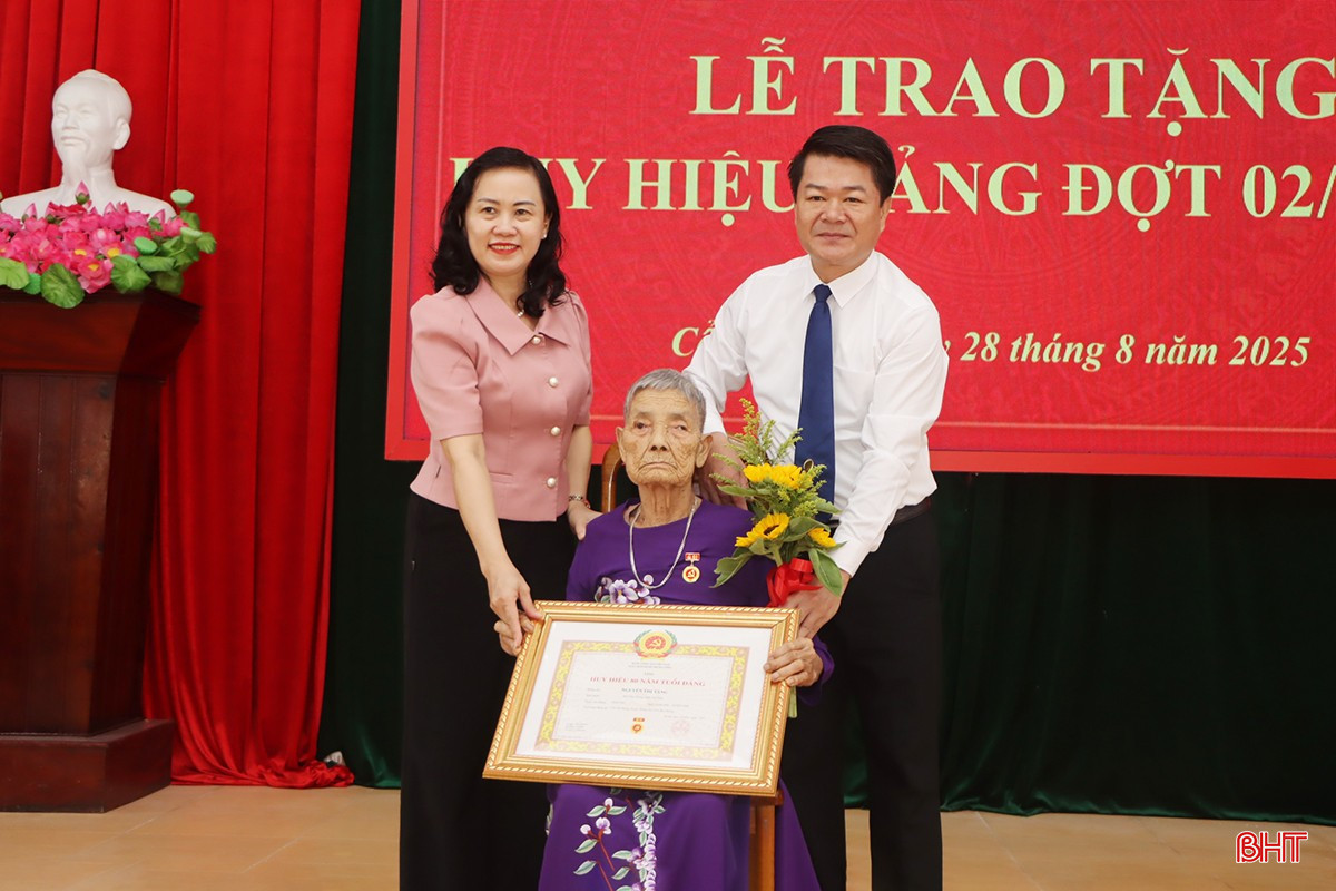 Lãnh đạo tỉnh và xã Cẩm Hưng tặng Huy hiệu 80 năm tuổi Đảng cho đảng viên Nguyễn Thị Tăng. bqbht_br_1515.jpg