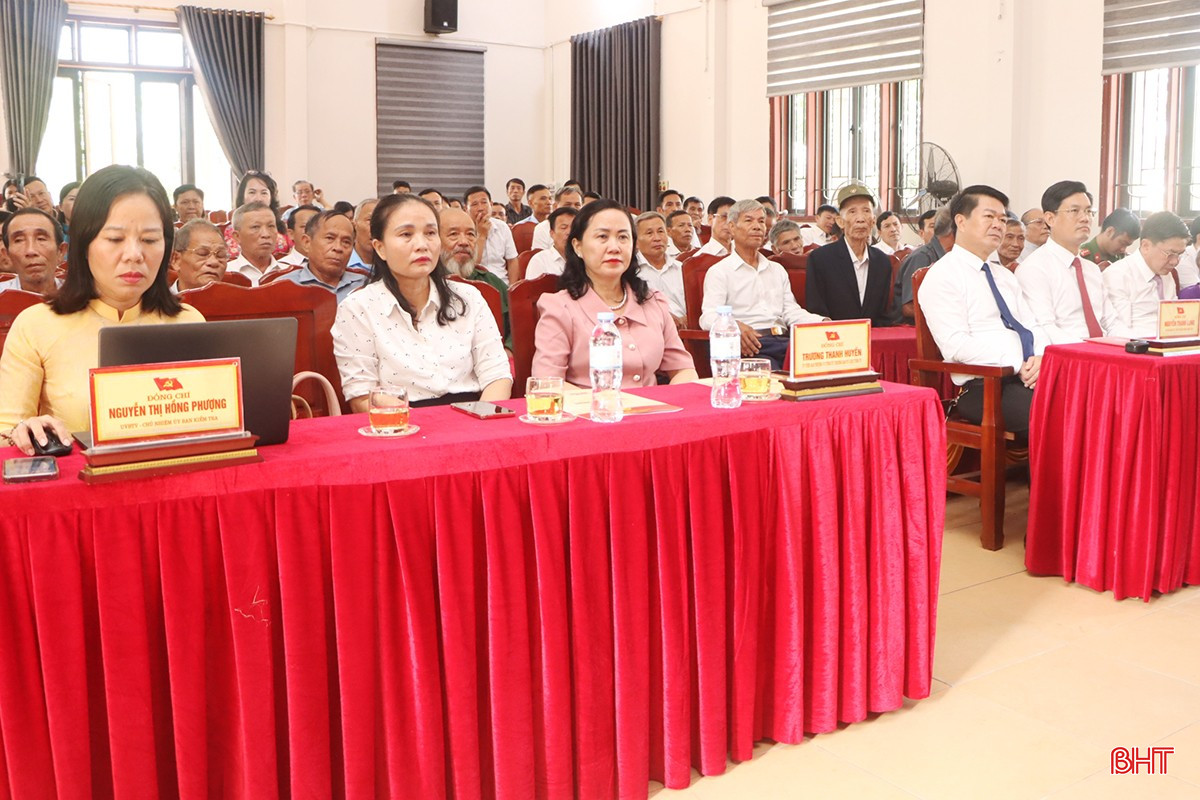 Trưởng ban Tổ chức Tỉnh ủy Trương Thanh Huyền tham dự lễ trao tặng Huy hiệu Đảng tại xã Cẩm Hưng. bqbht_br_1498.jpg