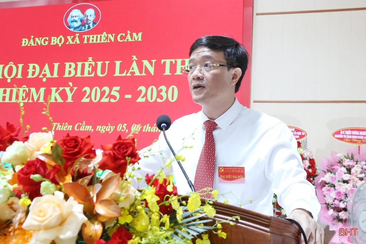 Ông Nguyễn Bá Đức - Bí thư Đảng ủy xã Thiên Cầm trình bày chương trình hành động trong hội nghị tiếp xúc cử tri tại xã Yên Hòa.