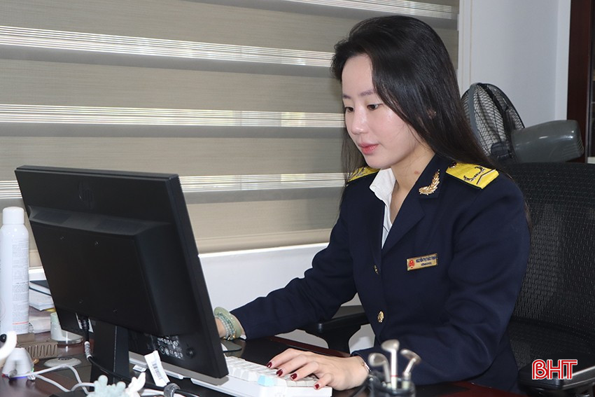 Cán bộ Phòng Nghiệp vụ, dự toán, pháp chế, Chi cục Thuế khu vực XI tập trung rà soát các nguồn thu. bqbht_br_0333.jpg