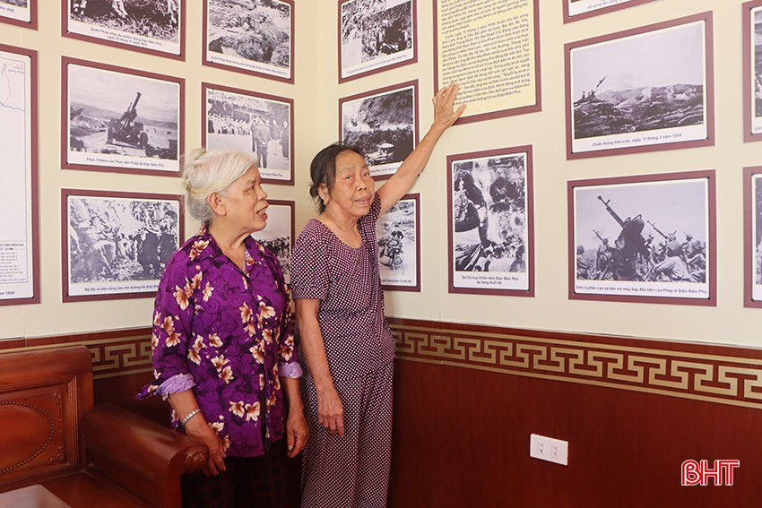 Bà Phan Thị Nhự (bên phải ảnh - PV) là người trông nom, gìn giữ những tư liệu về Anh hùng Phan Đình Giót. bqbht_br_5351.jpg