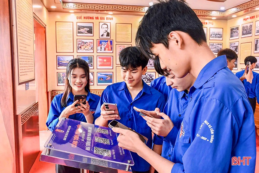 Đoàn viên thanh niên quét mã QR tìm hiểu về cuộc đời của Anh hùng Phan Đình Giót. bqbht_br_8624.jpg