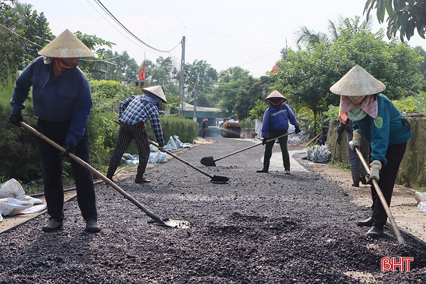 Xã Cẩm Quan rải thảm carbon tuyến đường thôn Chi Quan. bqbht_br_5461.jpg