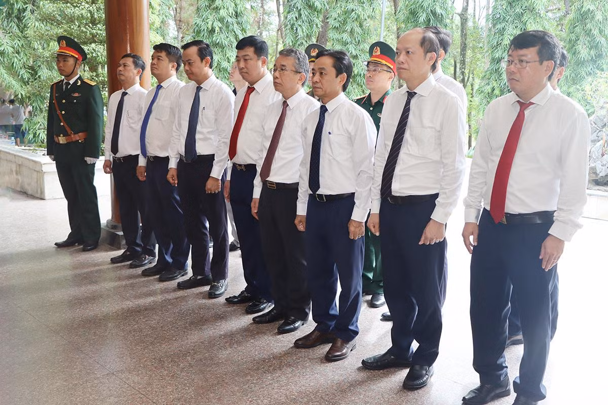 Các thành viên trong đoàn bày tỏ lòng thành kính và biết ơn sâu sắc đối với các liệt sĩ TNXP.