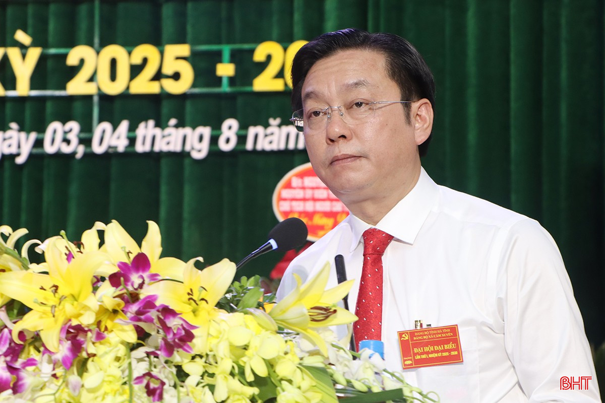 Bí thư Đảng ủy - Chủ tịch HĐND xã Cẩm Xuyên Nguyễn Văn Thành trình bày dự thảo báo cáo chính trị. bqbht_br_9.jpg
