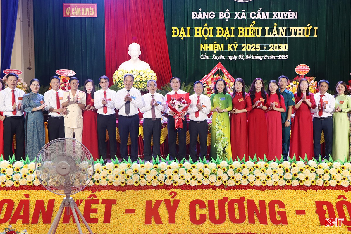 Lãnh đạo tỉnh tặng hoa chúc mừng BCH Đảng bộ xã Cẩm Xuyên nhiệm kỳ mới. bqbht_br_8.jpg