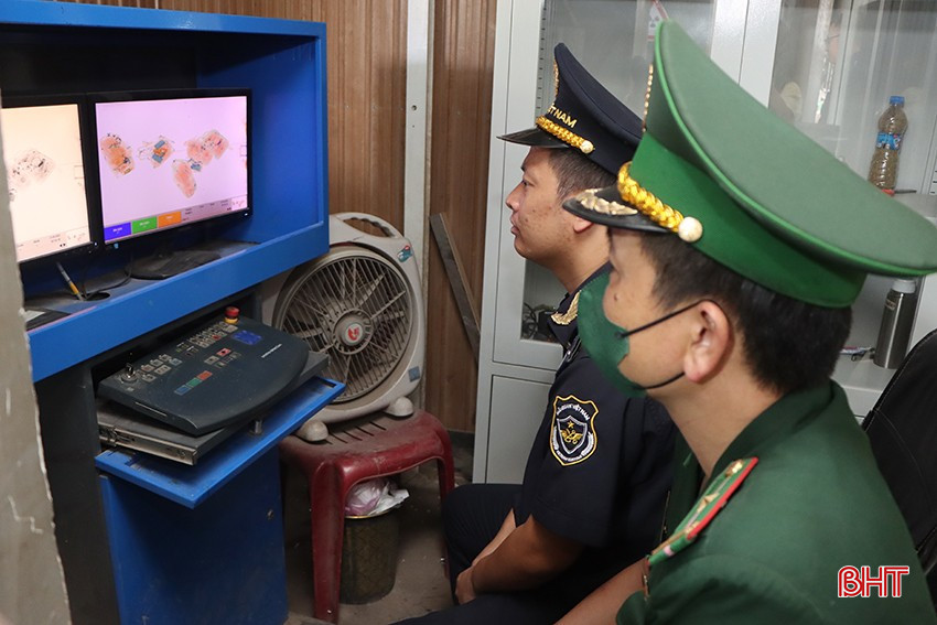 Lực lượng chức năng kiểm soát qua hệ thống máy soi hành lý. bqbht_br_6416.jpg