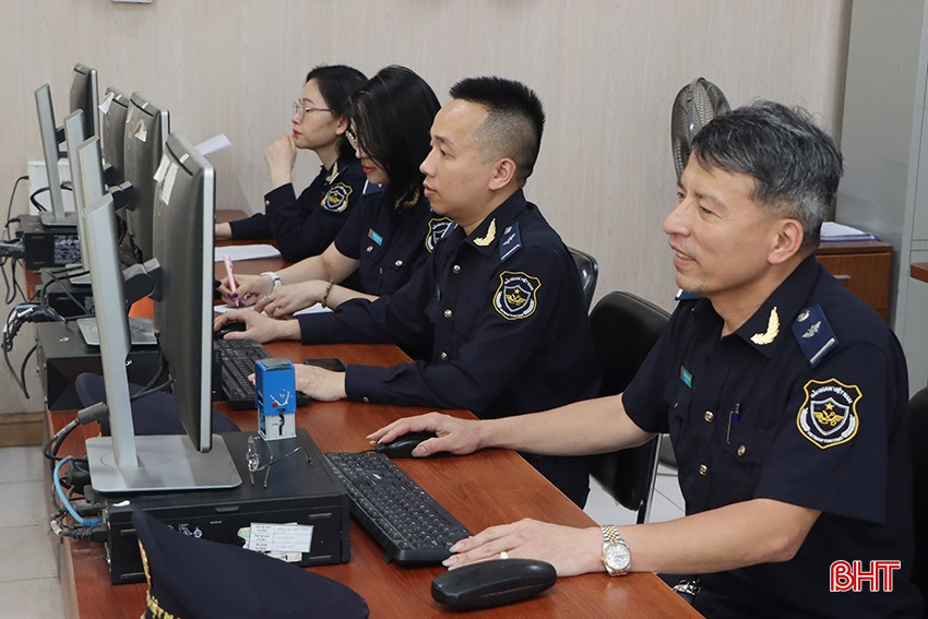 Hải quan Cửa khẩu quốc tế Cầu Treo bố trí thêm lực lượng trực ở luồng xuất - nhập cảnh. bqbht_br_6425.jpg