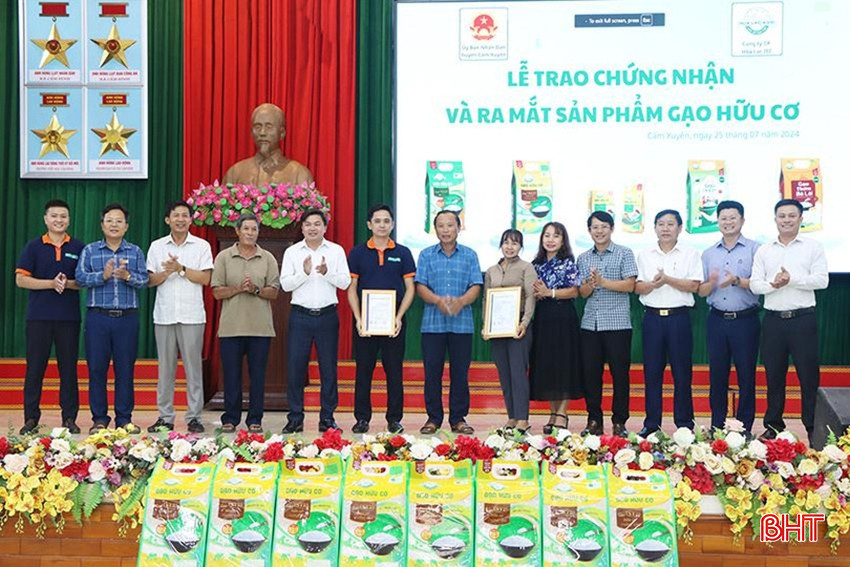 ในเดือนกรกฎาคม พ.ศ. 2567 สหกรณ์ผลิตข้าวอินทรีย์ของหมู่บ้าน Binh Quang ตำบล Cam Binh ได้รับใบรับรองพื้นที่ผลิตข้าวอินทรีย์ และบริษัท Hoa Lac IEC Joint Stock ก็ได้รับใบรับรองผลิตภัณฑ์ข้าวอินทรีย์เช่นกัน bqbht_br_o09o9.jpg