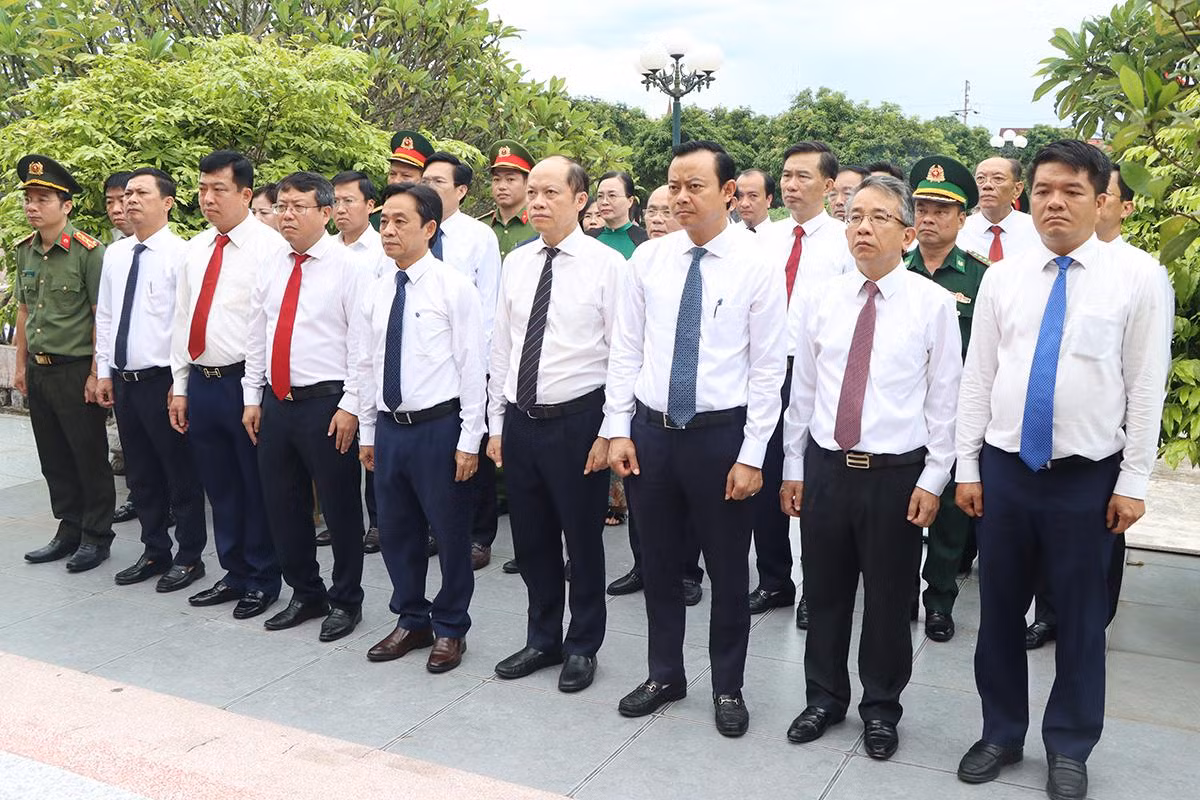 Các đồng chí lãnh đạo tỉnh dâng hoa, dâng hương tại Nghĩa trang liệt sĩ Núi Nài (TP Hà Tĩnh).