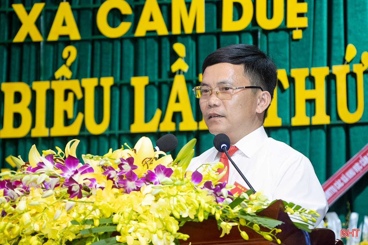 Bí thư Đảng ủy - Chủ tịch HĐND xã Cẩm Duệ Hoàng Duy Trung trình bày dự thảo báo cáo chính trị. bqbht_br_0732.jpg