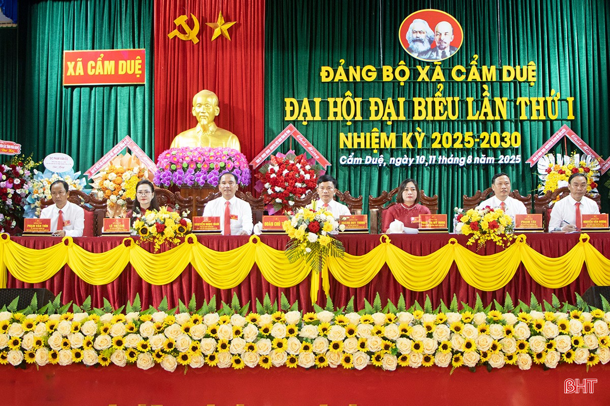 Đoàn Chủ tịch điều hành đại hội. bqbht_br_0.jpg