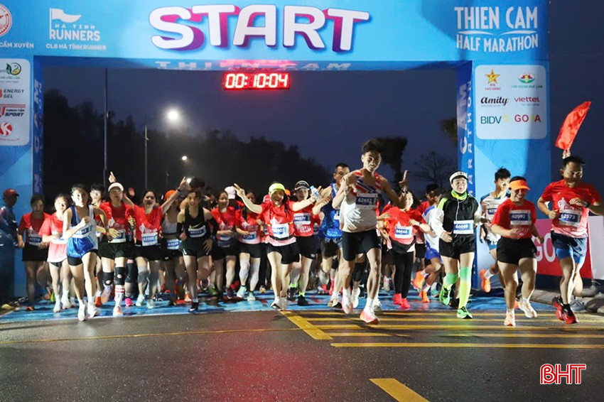 Các vận động viên tham gia tranh tài ở 3 cự ly: 5 km, 10 km và 21 km, dọc bờ biển Thiên Cầm. bqbht_br_1.jpg